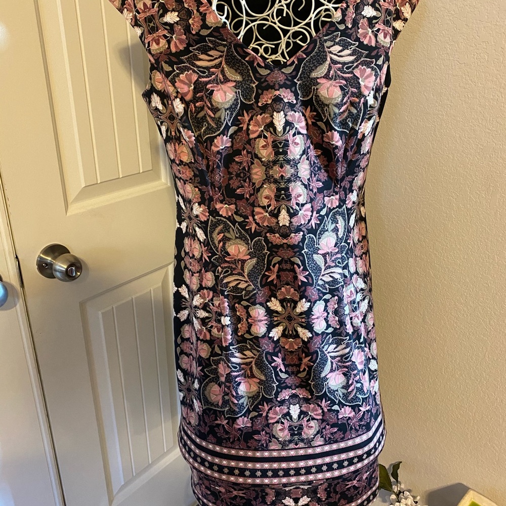 Fitted sleeveless floral print dress